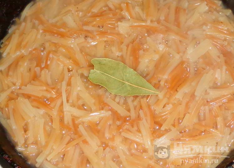 Вермишель с сыром и яйцом на сковороде - фото шаг 3