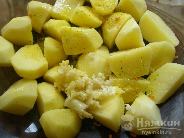 Картошка по-деревенски с овощной приправой и чесноком - фото шаг 3