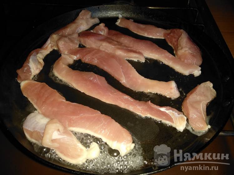 Жареное мясо свинины с апельсином и пряными травами на сковороде - фото шаг 2