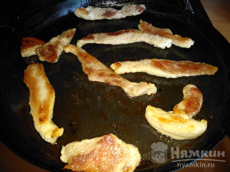 Жареное мясо свинины с апельсином и пряными травами на сковороде - фото шаг 3