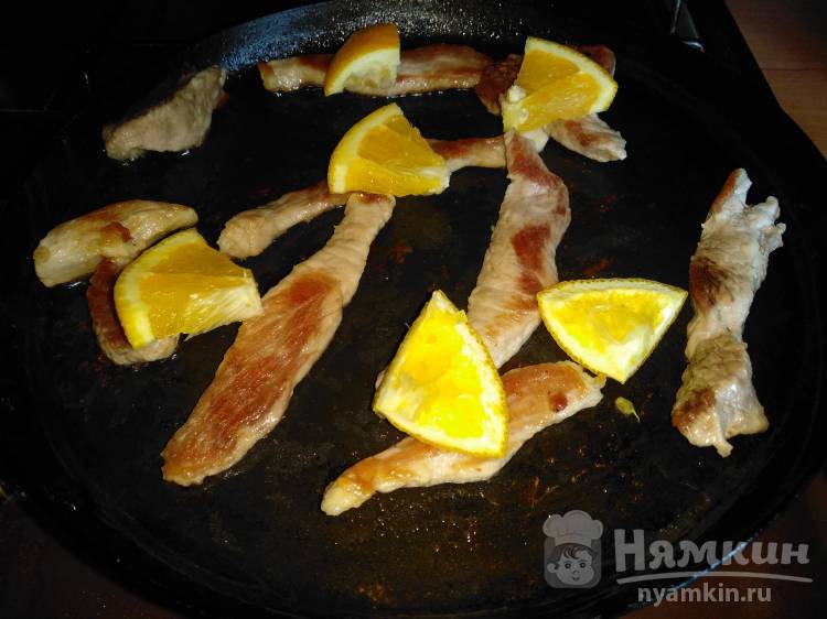 Жареное мясо свинины с апельсином и пряными травами на сковороде - фото шаг 4