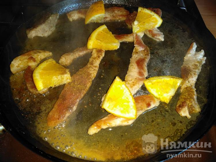 Жареное мясо свинины с апельсином и пряными травами на сковороде - фото шаг 5