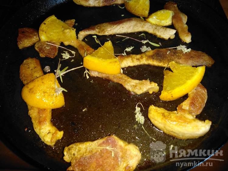 Жареное мясо свинины с апельсином и пряными травами на сковороде - фото шаг 6