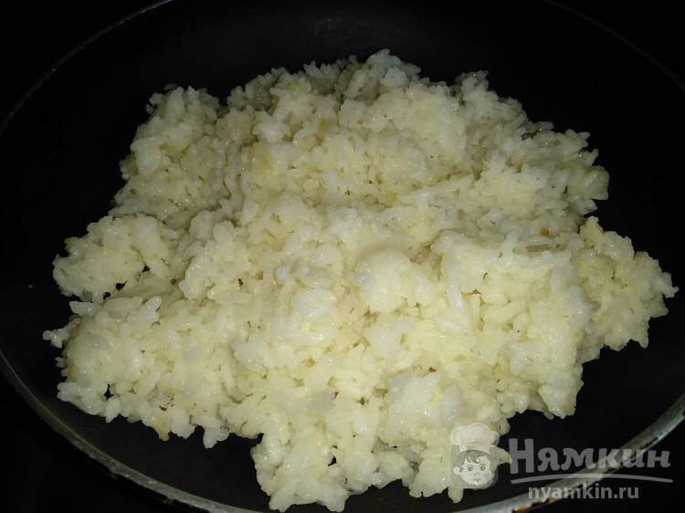 Тушеный рис в томате с чесноком и брокколи на сковороде - фото шаг 1