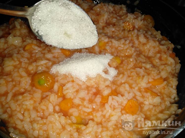 Тушеный рис в томате с чесноком и брокколи на сковороде - фото шаг 4