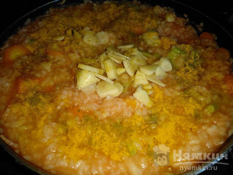 Тушеный рис в томате с чесноком и брокколи на сковороде - фото шаг 5
