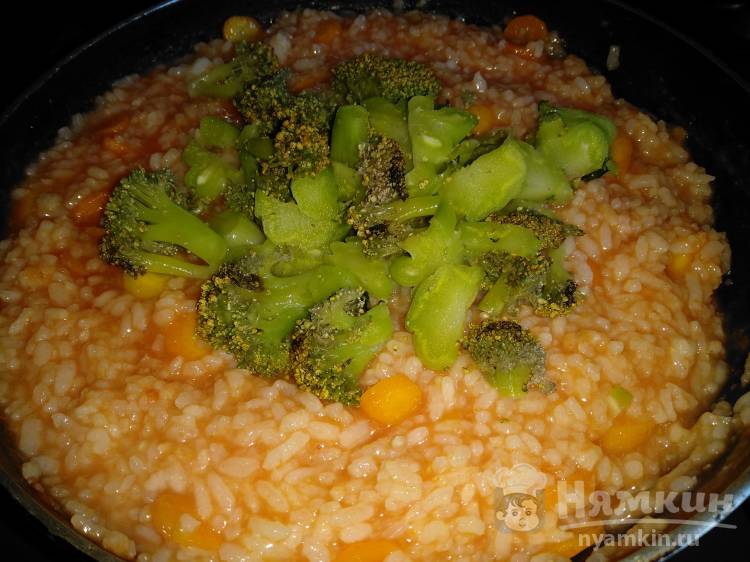 Тушеный рис в томате с чесноком и брокколи на сковороде - фото шаг 6