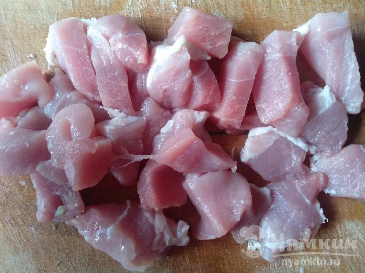 Вкусная жареная свинина с луком на сковороде - фото шаг 1