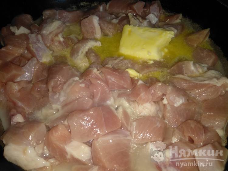 Вкусная жареная свинина с луком на сковороде - фото шаг 2