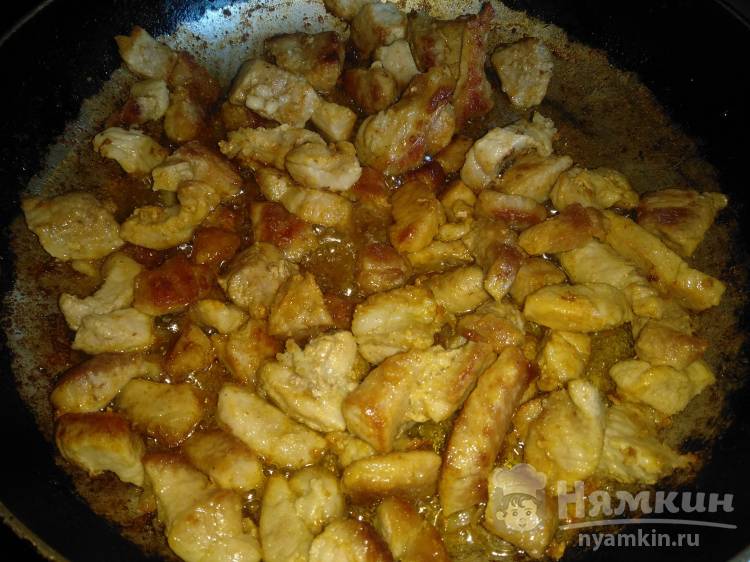 Вкусная жареная свинина с луком на сковороде - фото шаг 3