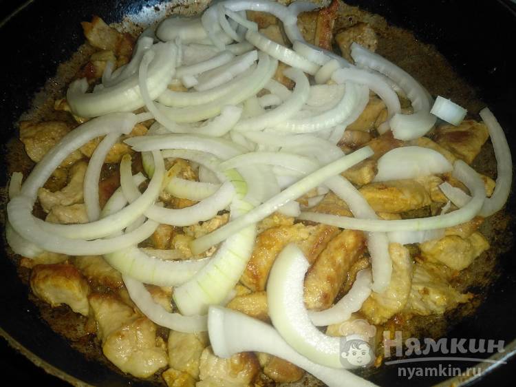 Вкусная жареная свинина с луком на сковороде - фото шаг 4