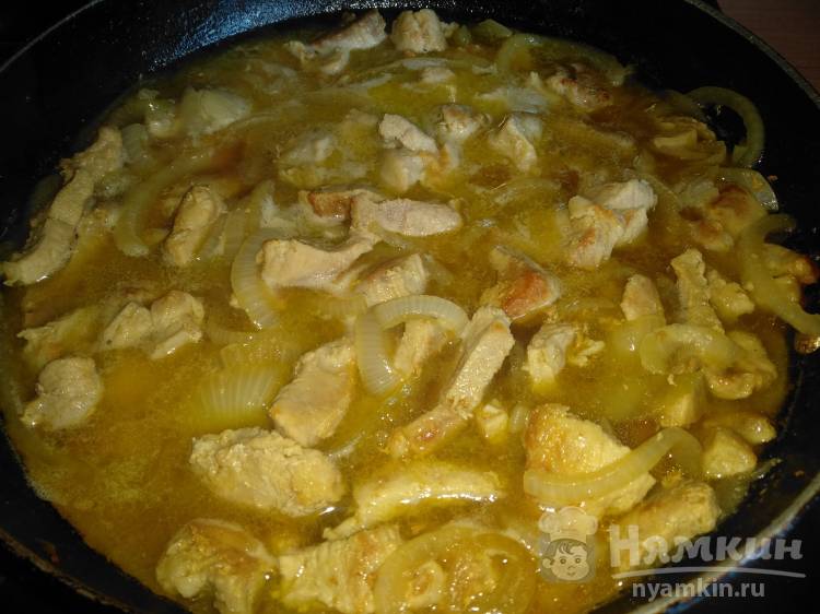 Вкусная жареная свинина с луком на сковороде - фото шаг 5