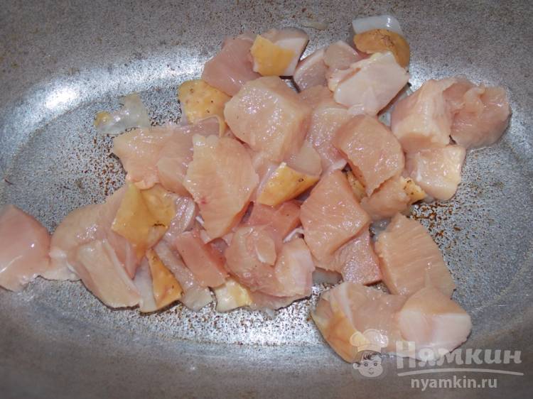 Макароны с куриным филе и луком в утятнице - фото шаг 1