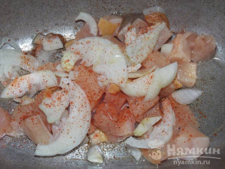 Макароны с куриным филе и луком в утятнице - фото шаг 2