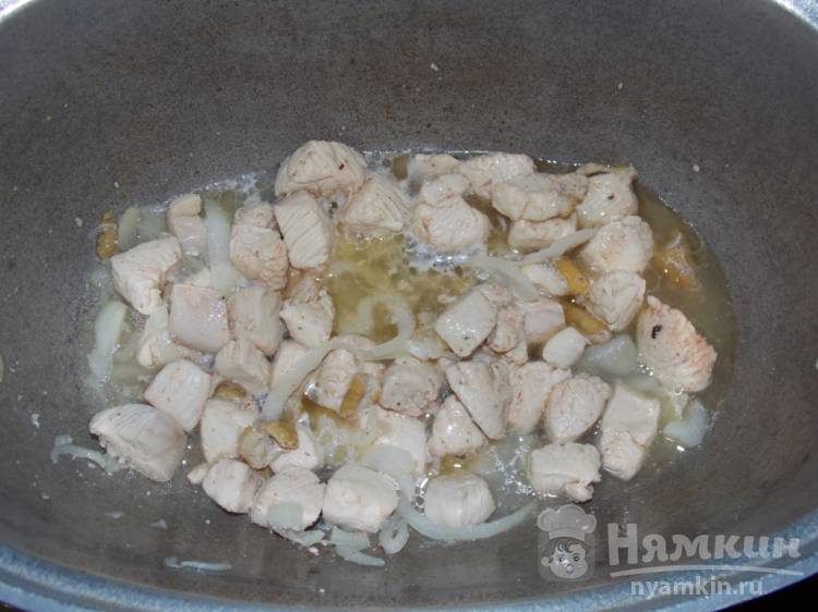 Макароны с куриным филе и луком в утятнице - фото шаг 3