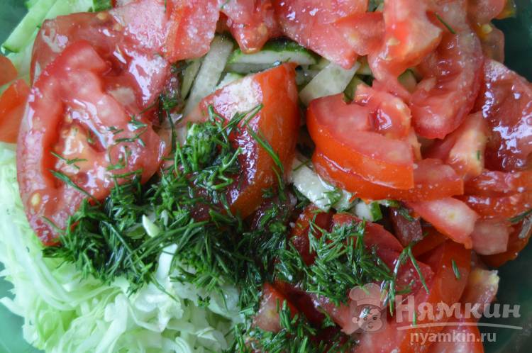 Салат с помидорами, огурцами и капустой - фото шаг 4