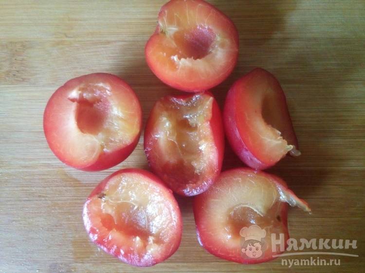 Оладьи с половинками слив на сковороде - фото шаг 4
