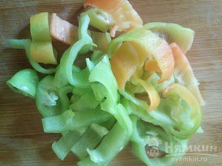 Салат из жареного болгарского перца с зеленью - фото шаг 2