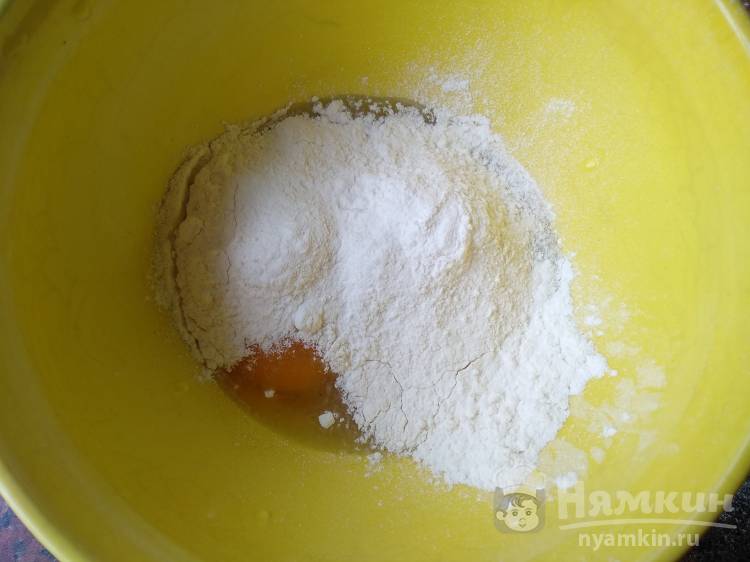 Творожный десерт с корицей и консервированной грушей на сковороде - фото шаг 2