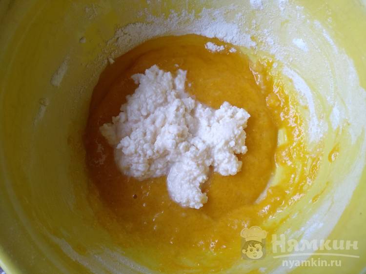Творожный десерт с корицей и консервированной грушей на сковороде - фото шаг 4