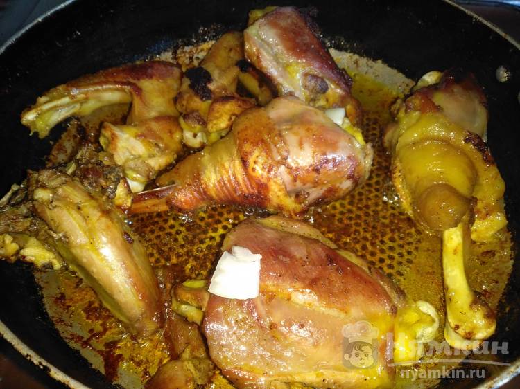 Курица, жареная с луком на сковороде