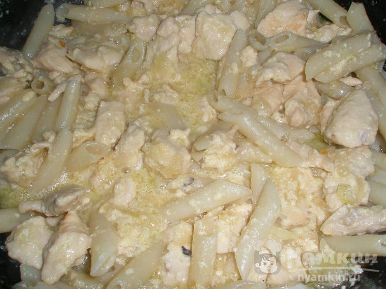 Паста с курицей в сливочно-сырном соусе - фото шаг 9