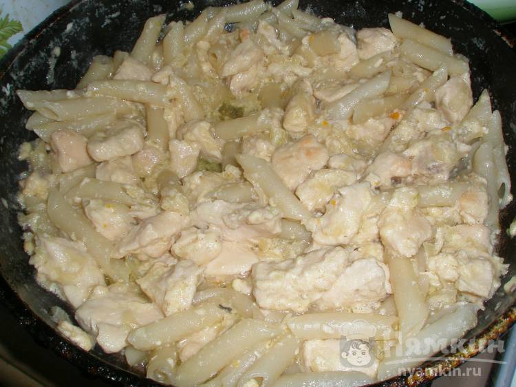 Паста с курицей в сливочно-сырном соусе - фото шаг 10