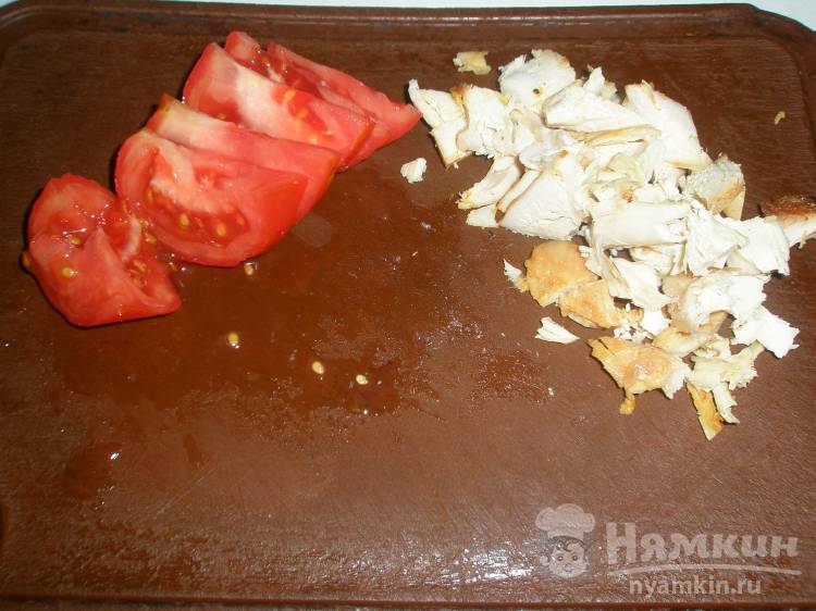 Яичницас с помидором и курицей  в приправе 4 перца - фото шаг 1