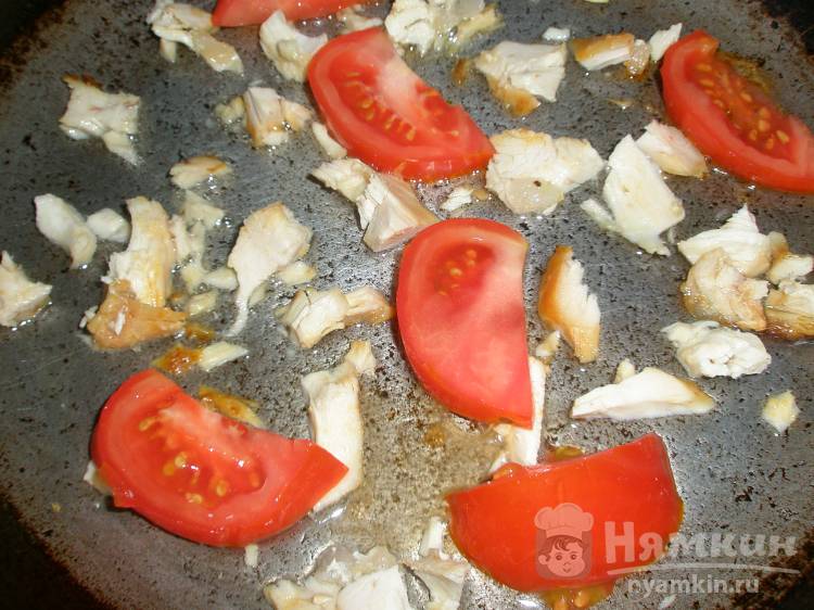 Яичницас с помидором и курицей  в приправе 4 перца - фото шаг 2