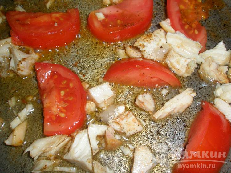 Яичницас с помидором и курицей  в приправе 4 перца - фото шаг 3