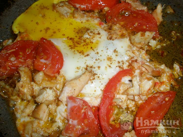 Яичницас с помидором и курицей  в приправе 4 перца - фото шаг 5