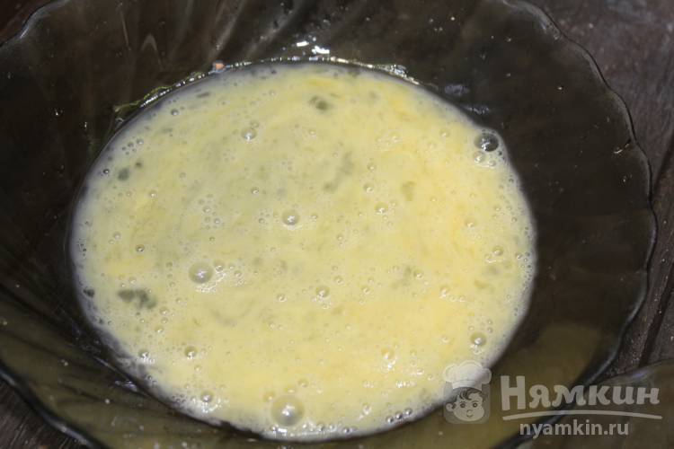 Лаваш с сыром, колбасой и яйцом на сковороде - фото шаг 3