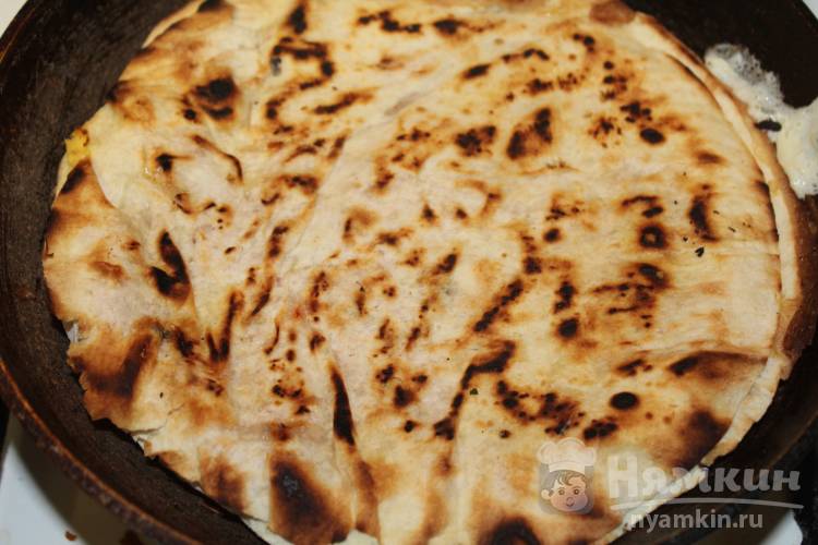 Лаваш с сыром, колбасой и яйцом на сковороде - фото шаг 9