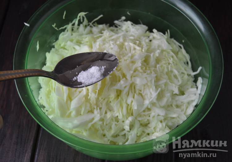 Салат из молодой капусты и моркови - фото шаг 3