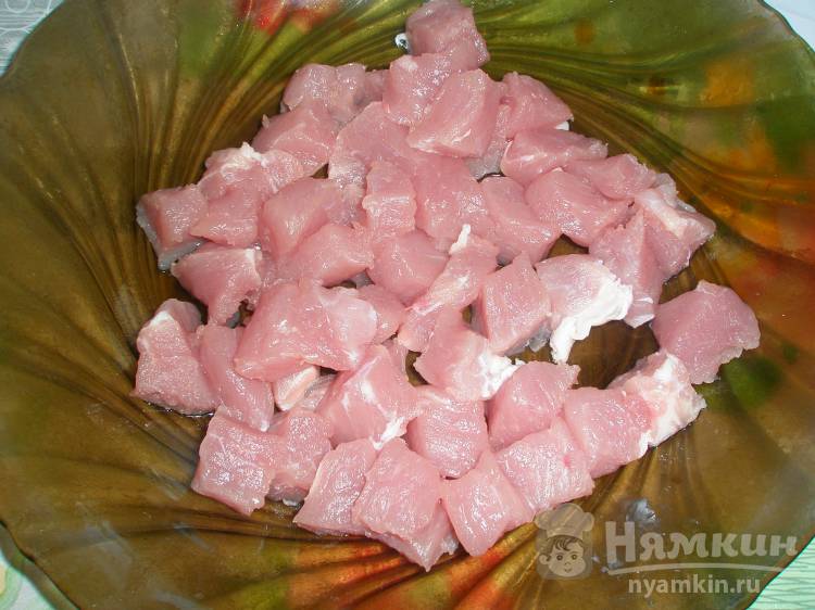 Свинина с макаронами в томате на сковороде - фото шаг 1