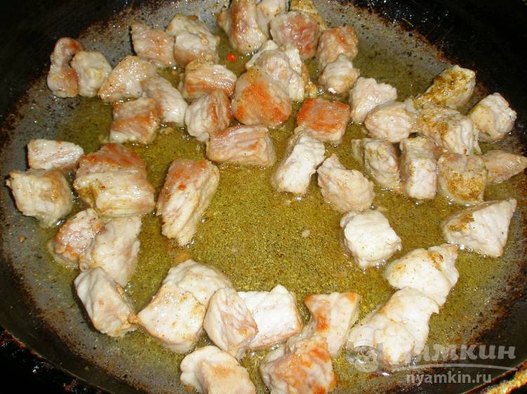 Свинина с макаронами в томате на сковороде - фото шаг 3