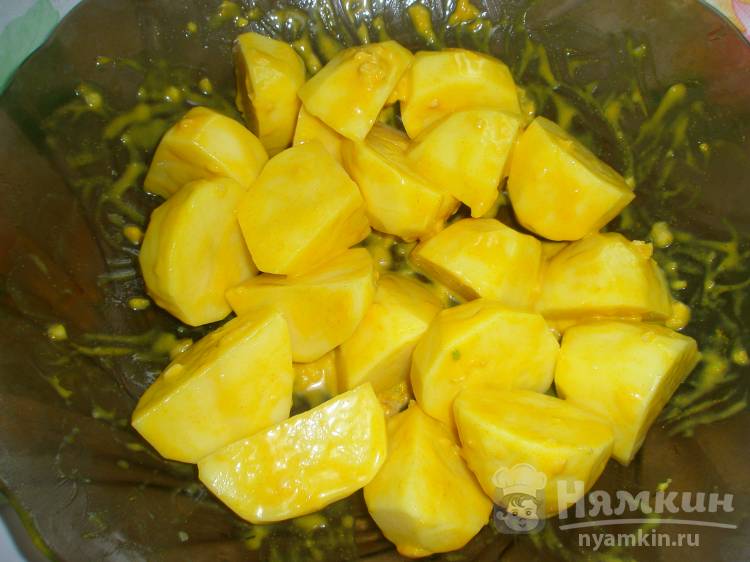 Запеченный картофель с майонезом и чесноком в духовке - фото шаг 4