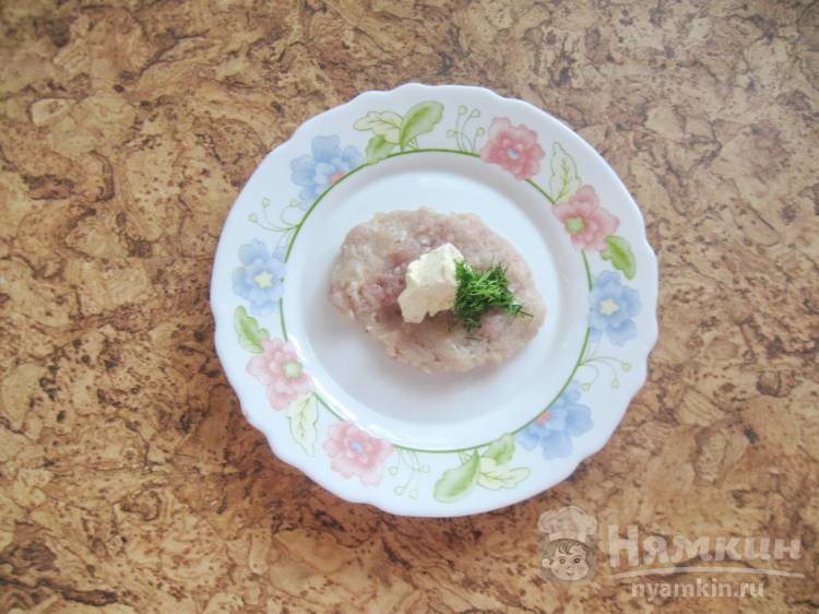  Котлеты с начинкой из сливочного масла и зелени - фото шаг 3