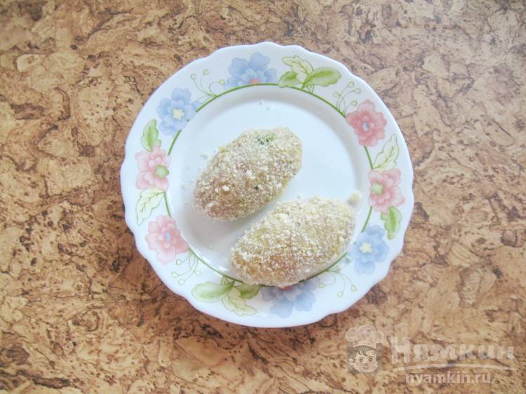  Котлеты с начинкой из сливочного масла и зелени - фото шаг 4