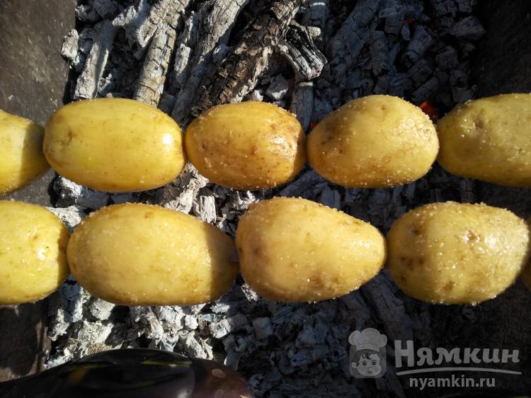 Печеный картофель со специями в масле на мангале - фото шаг 5