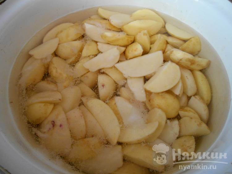 Картофель тушёный с курицей и овощами - фото шаг 1