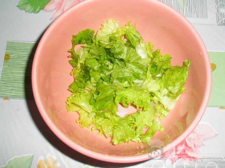 Салат из яиц, лука и листьев салата в лимонно-масляной заправке - фото шаг 1
