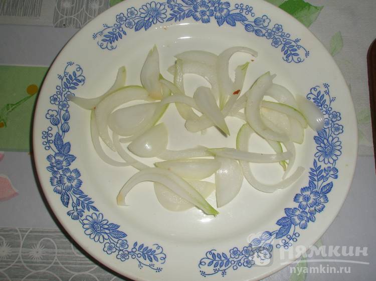 Салат из яиц, лука и листьев салата в лимонно-масляной заправке - фото шаг 2