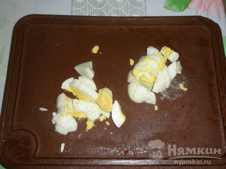 Салат из яиц, лука и листьев салата в лимонно-масляной заправке - фото шаг 3