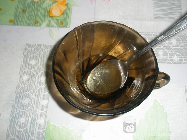 Салат из яиц, лука и листьев салата в лимонно-масляной заправке - фото шаг 4