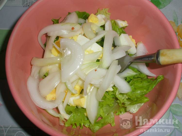 Салат из яиц, лука и листьев салата в лимонно-масляной заправке - фото шаг 5