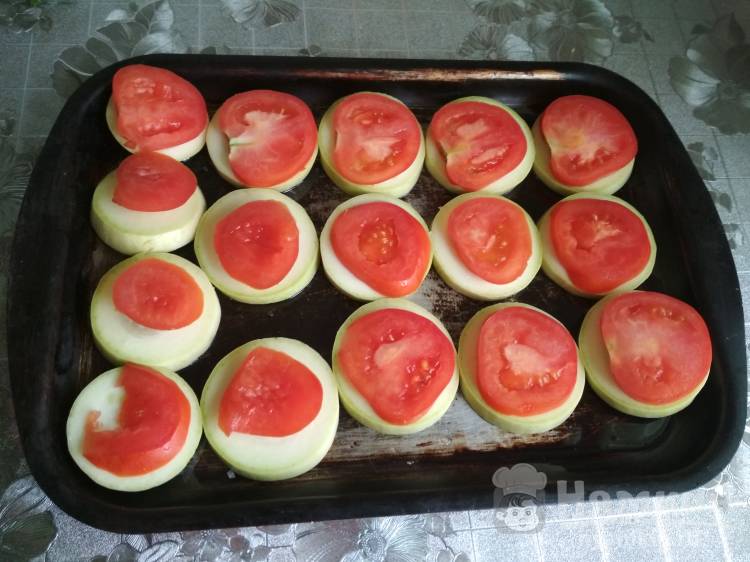 «Башенки» из кружочков кабачков и помидоров, запеченные под сыром