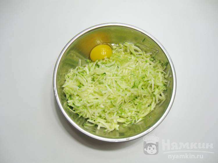 Гречневые оладьи с кабачками на сковороде - фото шаг 1