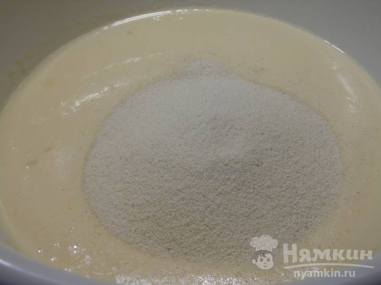 Оладьи из манки на сковороде с красной смородиной - фото шаг 2