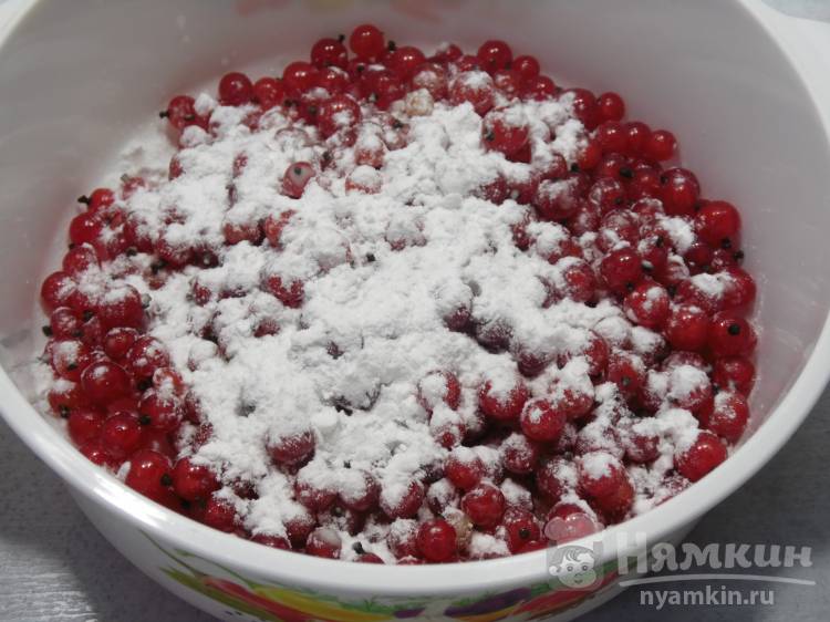 Оладьи из манки на сковороде с красной смородиной - фото шаг 3